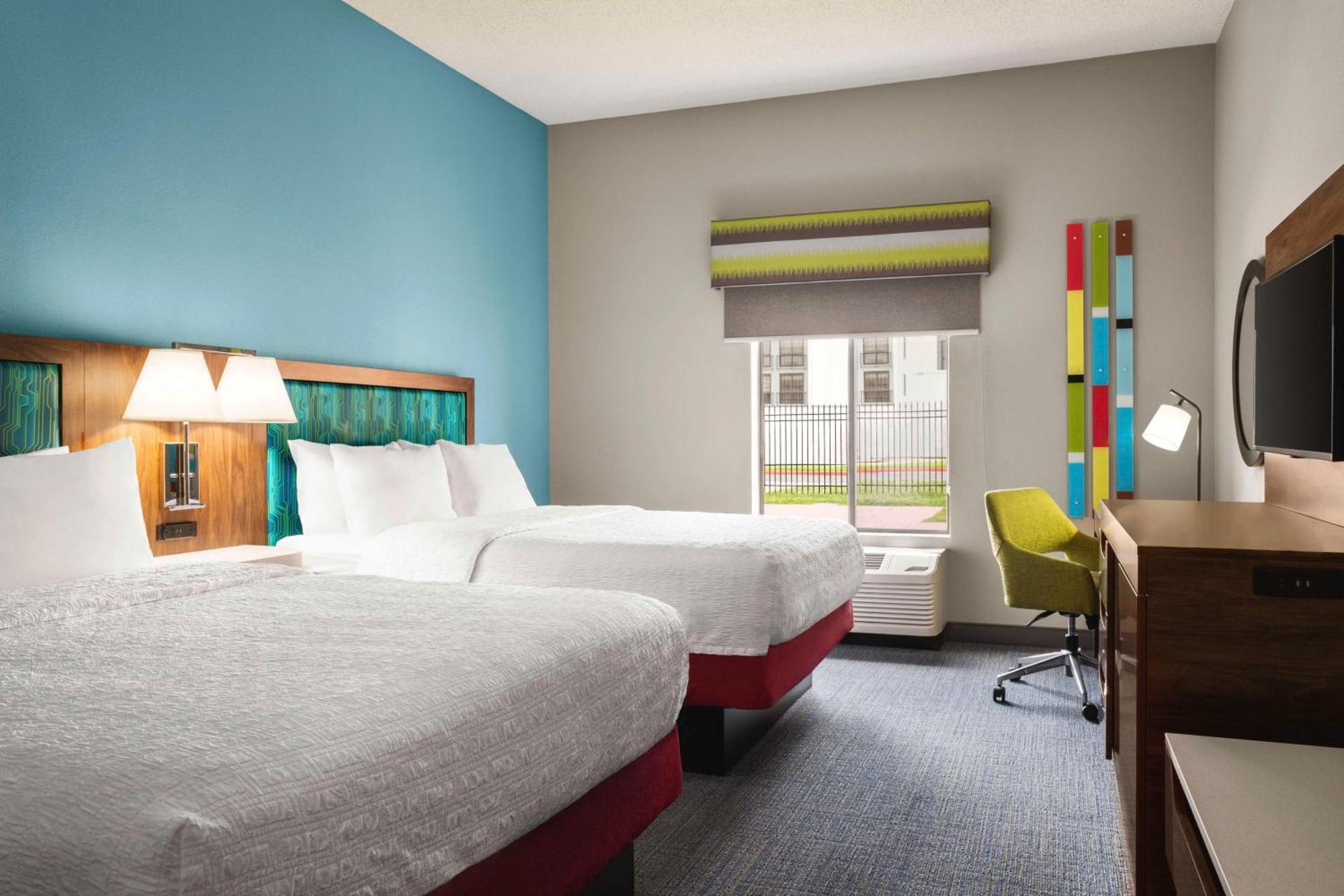 Hampton & Hotel