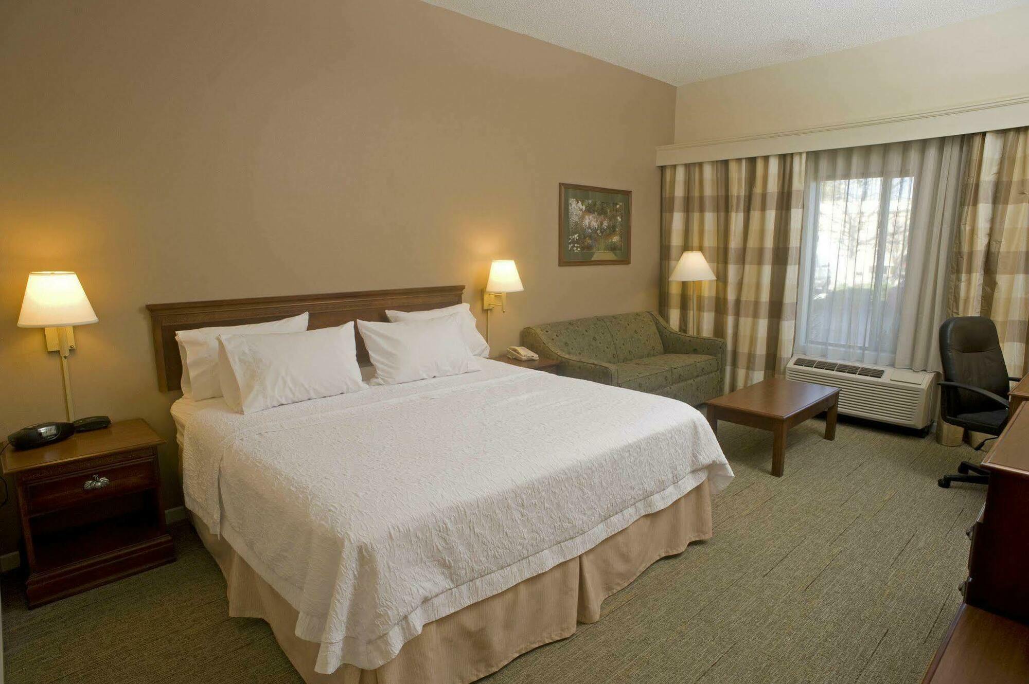 Hampton & Hotel